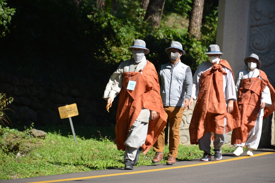 상월결사 지리산 화엄사 평화방생순례가 10월2일 회엄사를 출발헤 천은사까지 2000여 불자가 동참한 가운데 진행됐다. 상월결사 회주 자승스님을 선두로 순례단이 화엄사 산문을 나서고 있다.