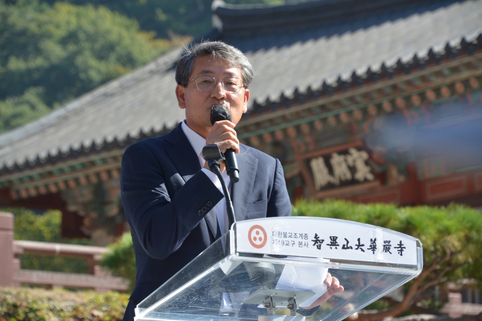 축하 인사를 하고 있는 김순호 구례군수.