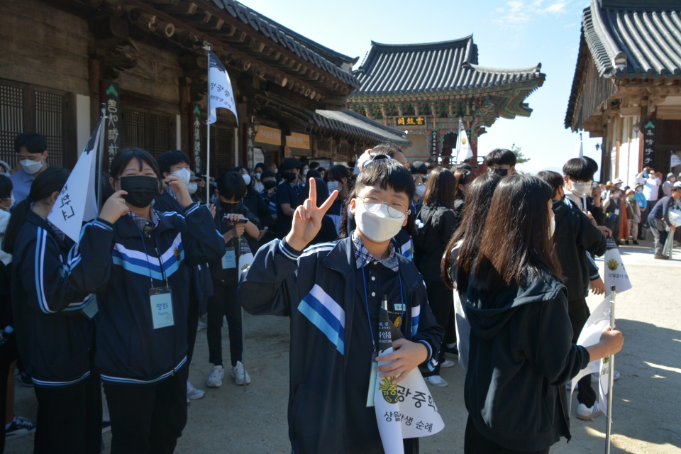상월결사 평화방생순례에 동참한 광주 정광중학교 학생들.