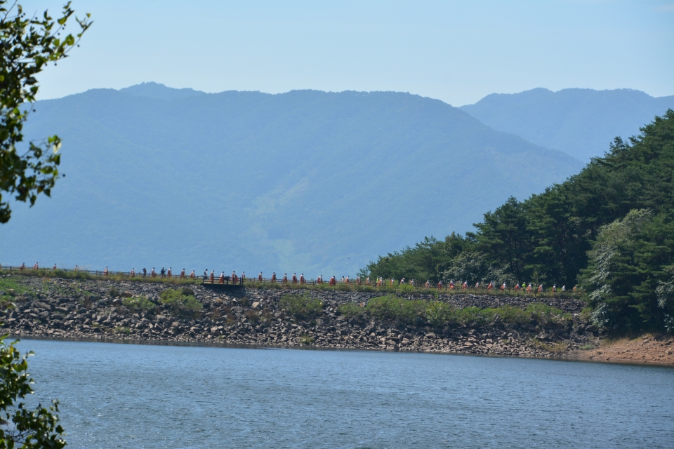 상월결사 평화방생 순례단이 천은제를 지나고 있다.