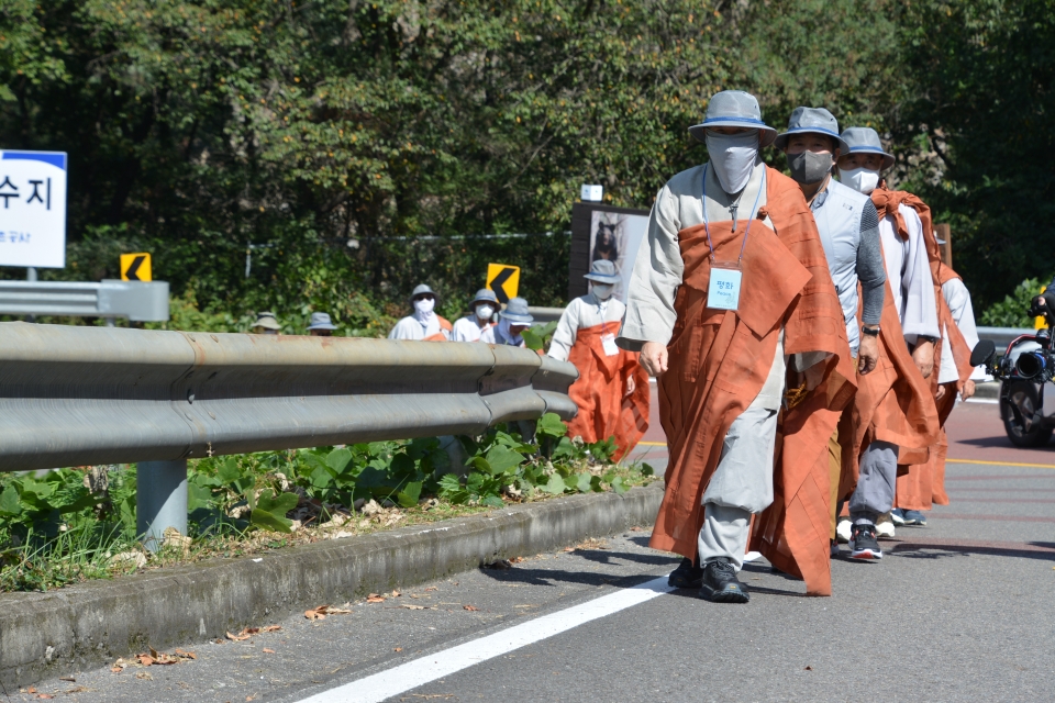평화방생순례를 이끌고 있는 상월결사 회주 자승스님.