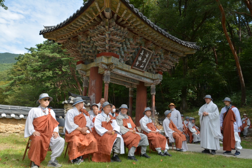 화엄사를 출발한 순례단은 천은사에 도착해 회향했다. 회향에 앞서 잠시 휴식을 취고 있는 순례단.