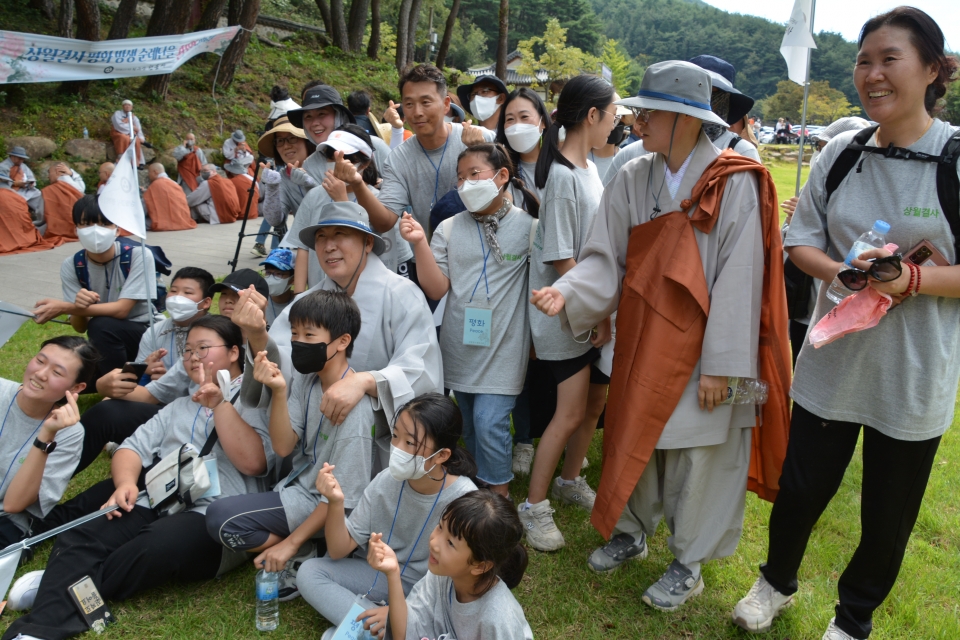 광주 정광중고등학교 학생들과 화엄사 주지 덕문스님이 기념촬영하고 있다.