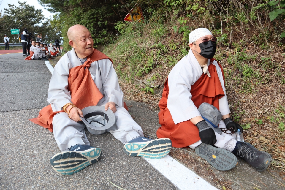 순례대중 전 호계원장 무상스님과 종회의원 설도스님.