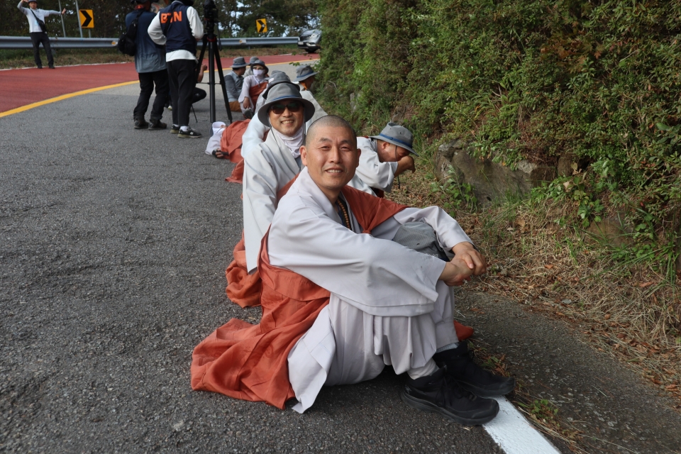미소를 잃지 않은 스님들 모습.