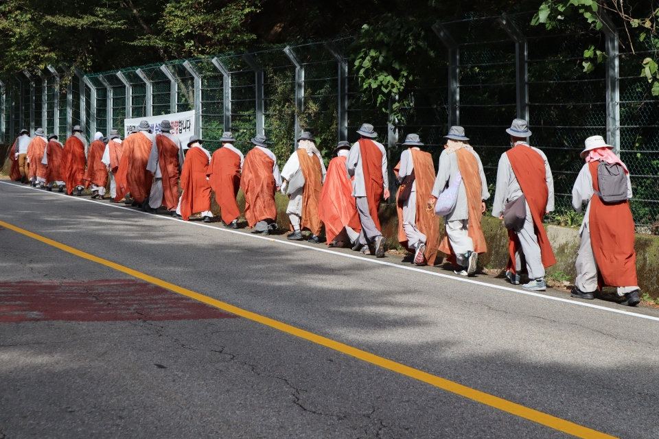 길은 험난했고 오르막의 연속이었다.