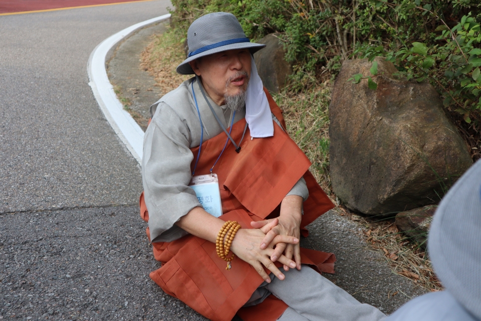 마지막 고개를 남기고 잠시 휴식을 취하고 있는 상월결사 회주 자승스님.