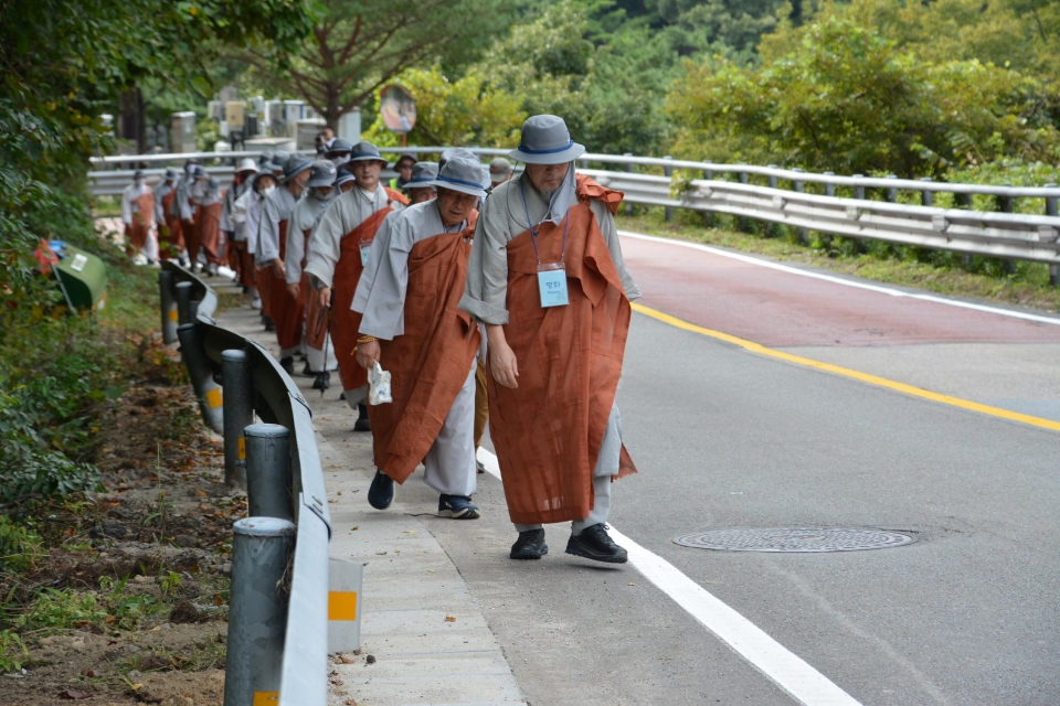 상월결사 인도순례단은 내년 2월 있을 도보순례를 앞두고 10월2일 구례 천은사에서 지리산 시암재까지 걸으며 새로운 각오와 원력을 다졌다. 이준엽 광주전남지사장