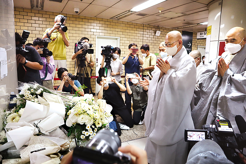 37대 총무원장 당선인 진우스님은 9월16일 서울 신당역 역무원 피살 사건 현장을 방문해 종단 차원의 사회적 약자 보호와 지원을 약속했다.