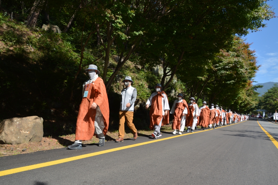 불교는 길의 종교라 해도 과언이 아니다. 한국의 스님과 불자들이 부처님의 발자취를 좇아 인도로 순례를 떠난다. 사진은 상월결사가 10월2일 구례 화엄사에서 개최한 평화방생순례 모습. 불교신문