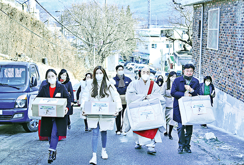 생명나눔실천본부는 12월6일 의정부시 송산노인종합복지관에서 ‘제9회 생명나눔과 함께하는 따뜻한 정나누기’ 행사를 열고 기초생활수급자 대상으로 이불을 지원했다.