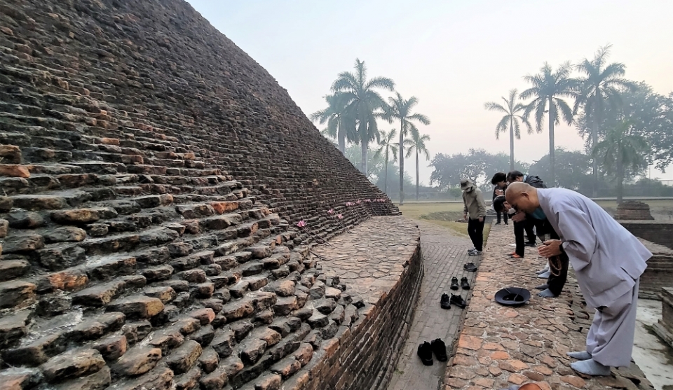 상월결사 인도순례 2차 답사단이 부처님 열반지인 쿠시나가르에서 기도를 올리고 있다. 사진=인도순례 답사단