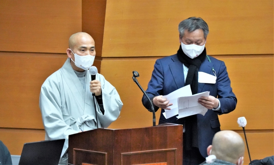 인도순례단장 원명스님이 인도순례 관련 일정과 주의할 점을 설명하고 있다.