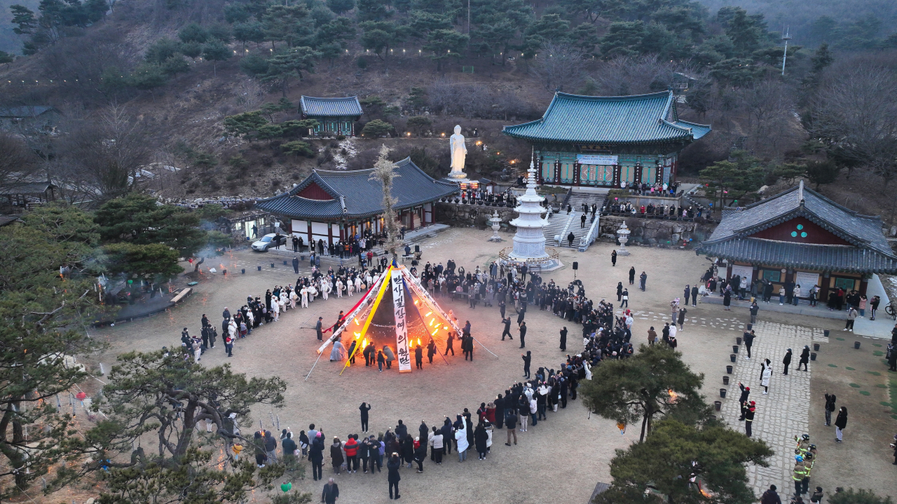 세종 영평사는 2월5일 정월대보름을 맞아 전통놀이와 달집태우기 행사를 개최했다.