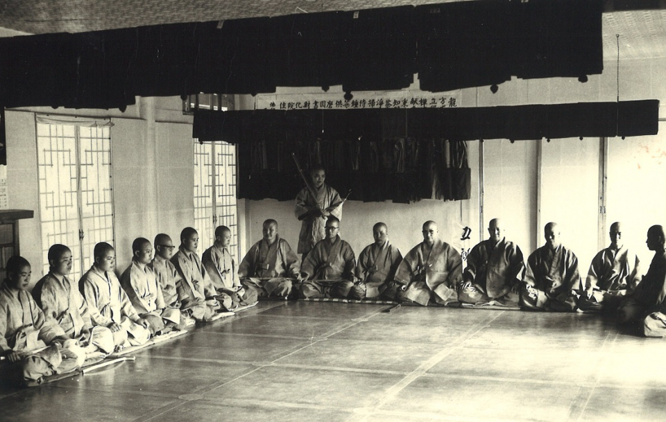 1950년대 해인사 약수암 선방에서 용맹정진하는 비구니 스님들. 오른쪽에서 다섯 번째 인홍스님, 네 번째 혜춘스님.