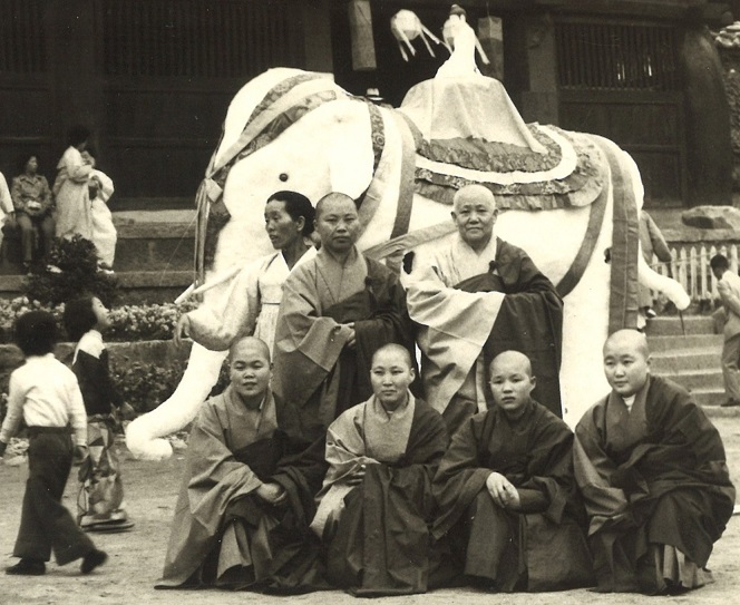 1950년대 부처님을 모신 코끼리 장엄물 앞에서. 앞줄 왼쪽 두 번째 정안 스님, 뒷줄 왼쪽 혜근 스님, 오른쪽 혜춘스님.