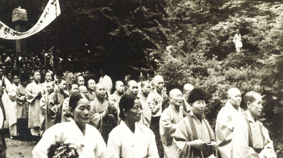 1950년대 해인사 부처님오신날 전경. 맨 앞 오른쪽 두 번째가 혜춘스님. 두 손을 모아 합장한 비구니 스님들과 신도들이 현수막을 들고 해인사 아랫마을로 향하고 있다.