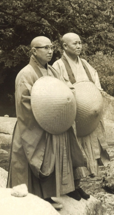 1950년대 가야산 옥류동 계곡에서. 왼쪽 인홍스님, 오른쪽 혜춘스님.
