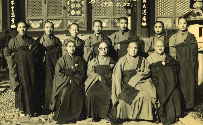 975년 청도 운문사강원 사교과 졸업 기념. 앞쪽 왼쪽부터 명성, 인홍, 수인, 혜춘스님.