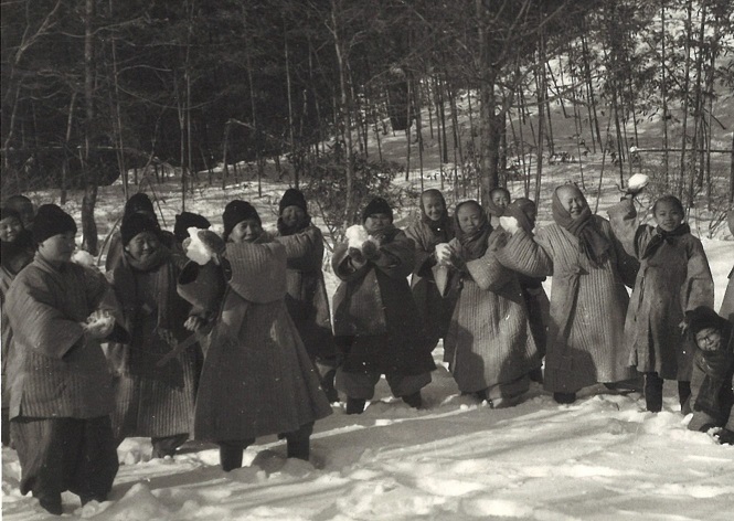 1950년대 겨울 석남사 선원에서 정진하는 비구니 수좌들이 포행하는 도중 눈싸움을 하고 있다. 오른쪽 세 번째 혜춘스님.