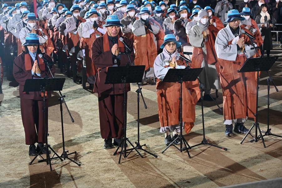 인도순례단 사부대중을 대표해 오심스님과 지혜스님, 정충래 이사, 이태경 씨가 발원문을 낭독하고 있다.