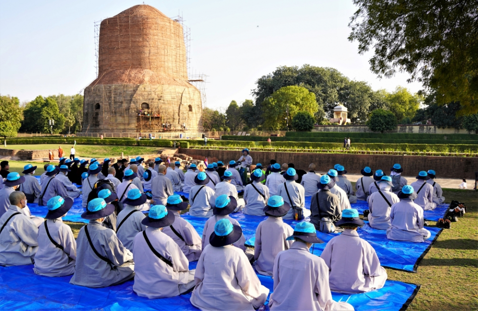 상월결사 인도순례단은 부처님의 초전법륜지인 사르나트 녹야원에서 회주 스님의 법문을 경청했다.