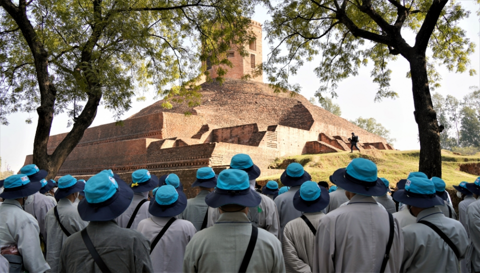 사르나트에 도착한 인도순례단은 차우칸디 스투파, 영불탑을 참배했다. 영불탑은 다섯 비구가 부처님을 맞이한 곳에 세운 탑이다.