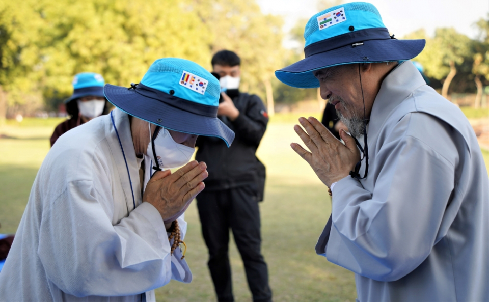 회주 자승스님이 묵언수행을 발원한 노현스님에게 묵언팻말을 수여하고 격려했다.
