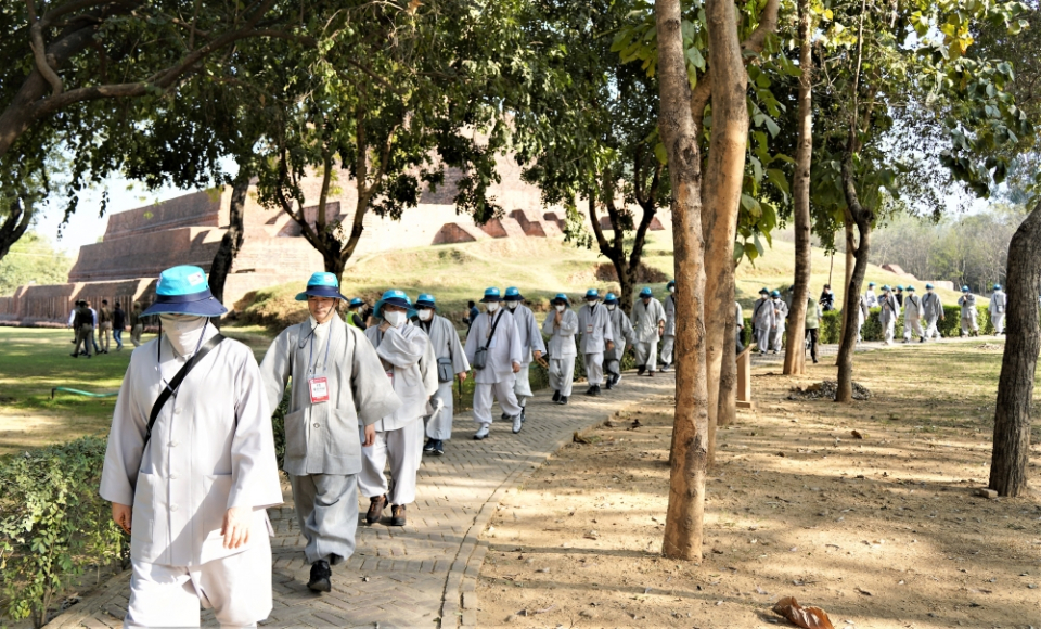 영불탑에서 탑돌이를 하고 있는 인도순례단.