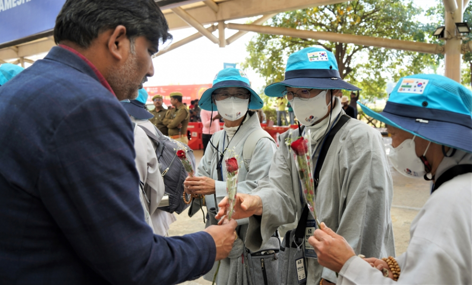인도 바라나시에 도착한 순례단을 주 정부 관계자가 마중 나가 장미꽃을 선물하며 환영하고 있다.