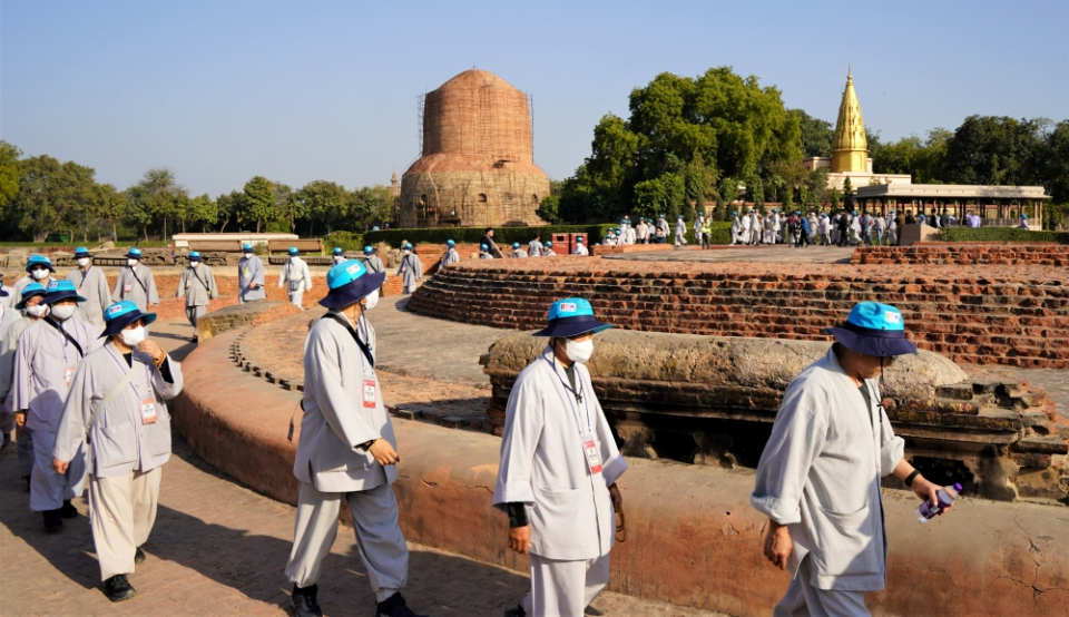 인도순례 대중들이 사르나트 녹야원을 순례하고 있다.