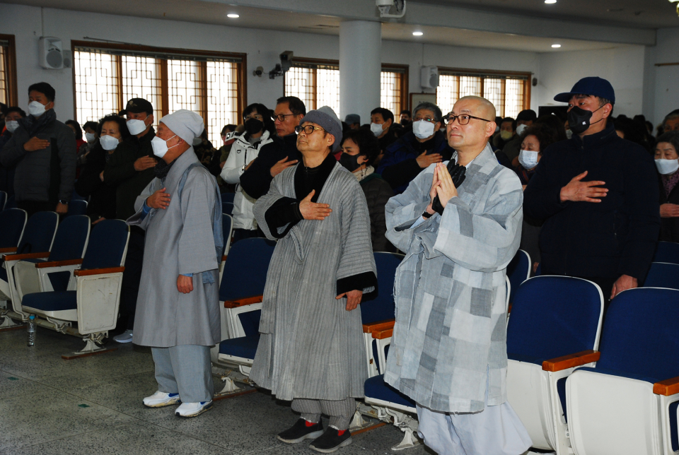 보현사신용협동조합 정기총회에 참석한 스님들과  조합원.