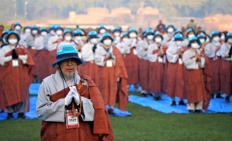 상월결사 인도순례단은 2월11일 사르나트 녹야원에서 인도순례 입재식을 거행했다. 사부대중 500여명이 함께한 입재식에서 순례 대중은 전도선언을 발표했다.