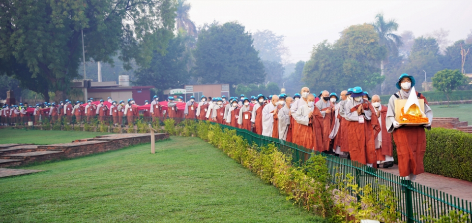 상월결사 인도순례 입재식에 앞서 순례 대중들이 부처님을 앞세워 사르나트 녹야원으로 들어서고 있다.