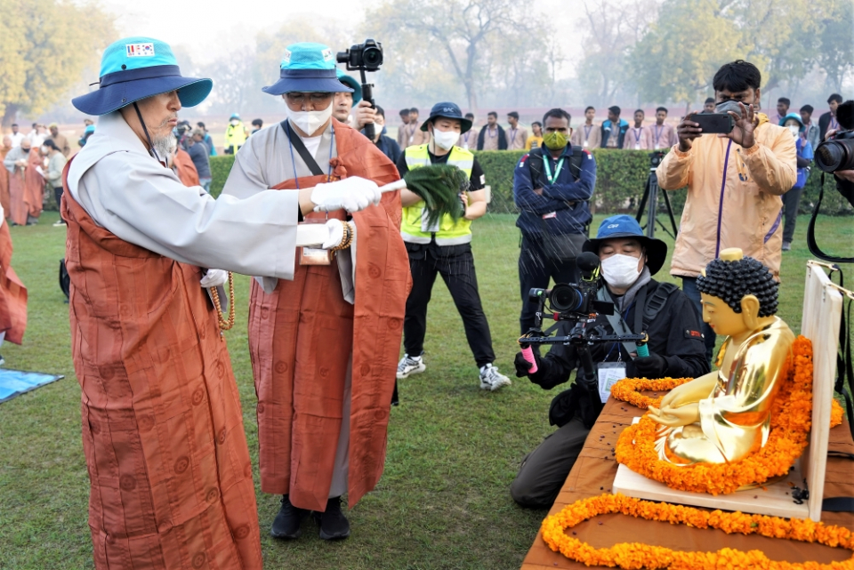 상월결사 회주 자승스님이 부처님 점안의식을 하고 있다.