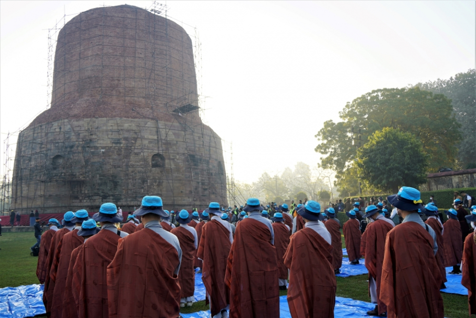 입재식은 녹야원을 대표하는 다메크 스투파 앞에서 거행됐다.