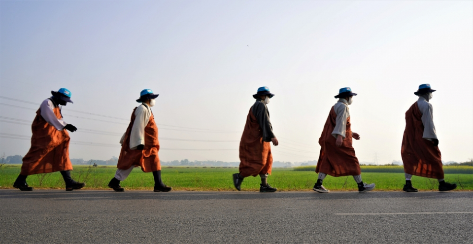 상월결사 인도순례는 매일 수행이 가득한 순례다. 순례 4일차인 2월12일 행선을 하고 있는 순례 대중들.