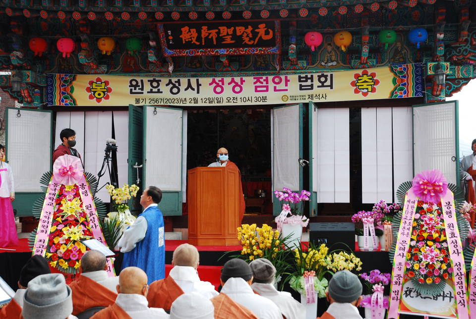 법어를 전하는 은해사 조실 법타스님.