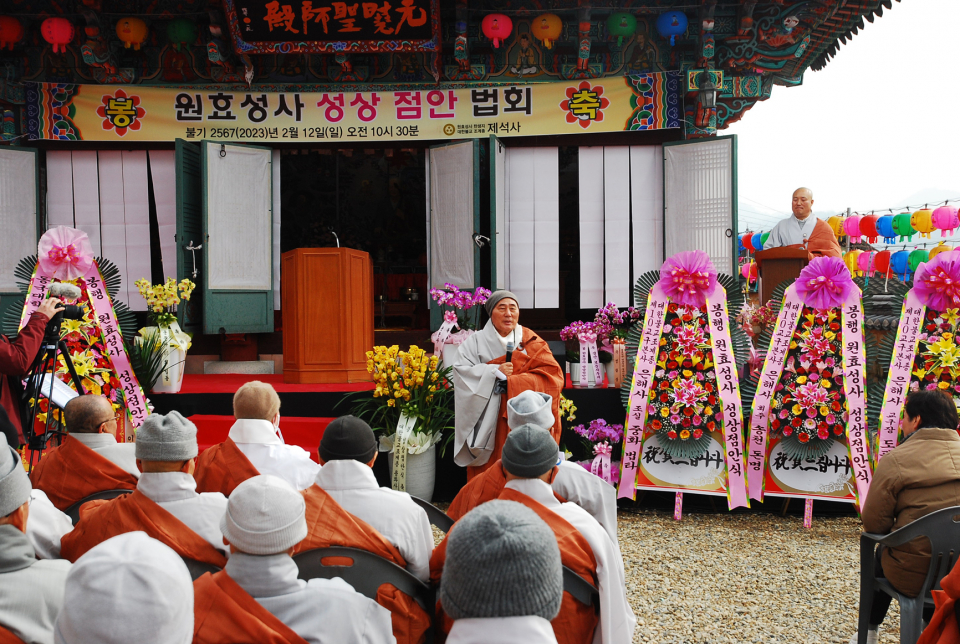 격려사를 전하는 은해사 회주 돈명스님.