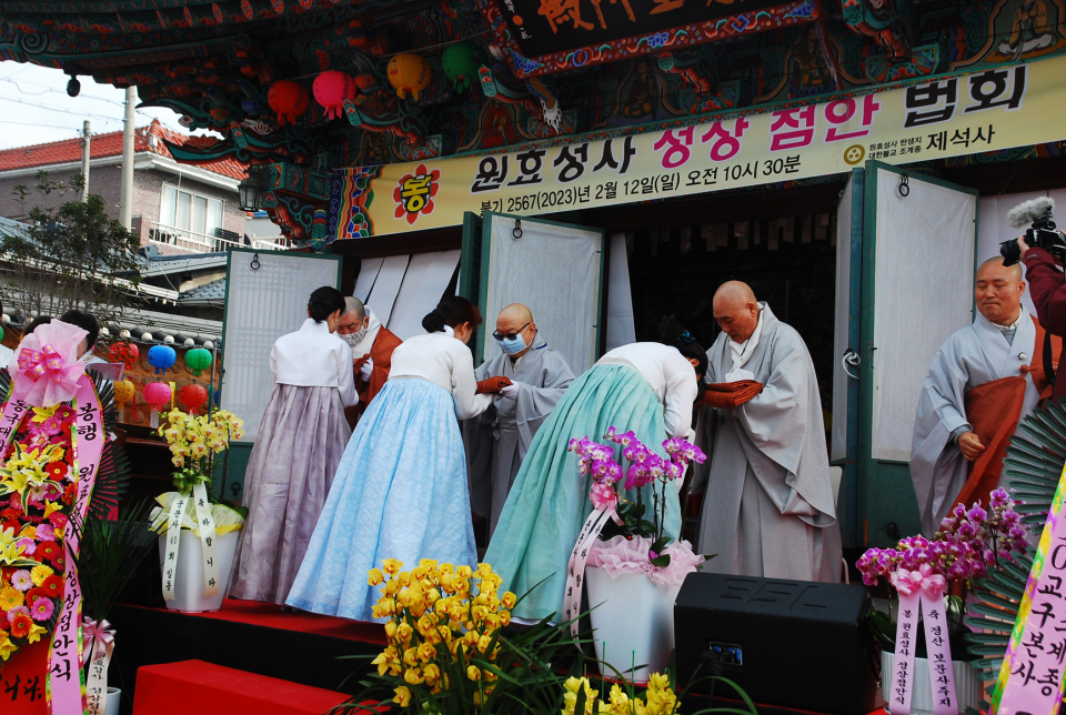 제석사에서 마련한 가사를 스님들에게 봉안하는 불자들.