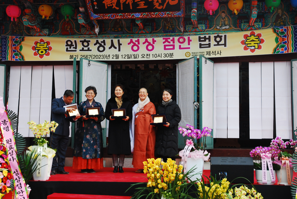 감사패 수상자들과 제석사 주지 혜능스님.