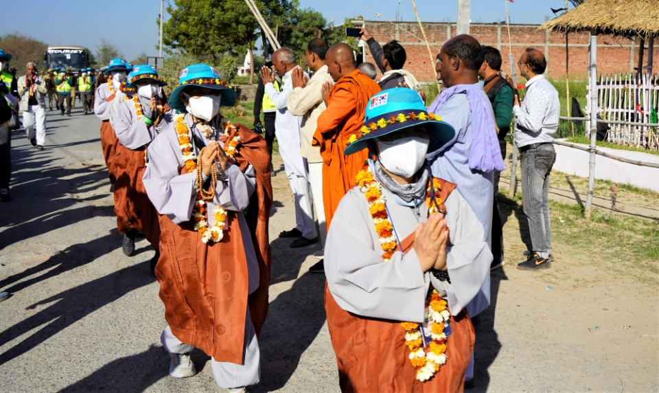 2월13일 5일차를 맞은 상월결사 인도순례단은 현지 주민들로부터 환영을 받았다. 화환을 걸어주고 꽃을 뿌리며 한국에서 온 불자들을 환대했다.