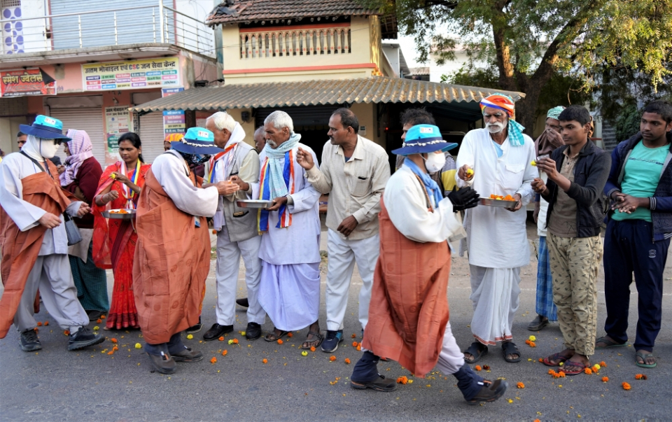 5일차를 맞은 인도순례단을 마을마다 방문을 환영하는 현지 주민들을 만났다.