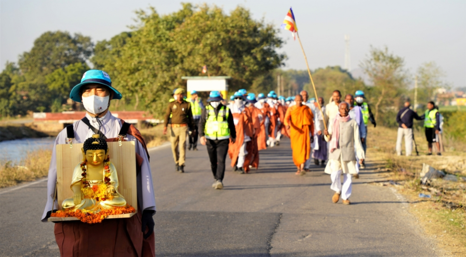 인도 스님과 불자들도 불교기를 높이 들고 순례단과 함께 길을 걸었다.