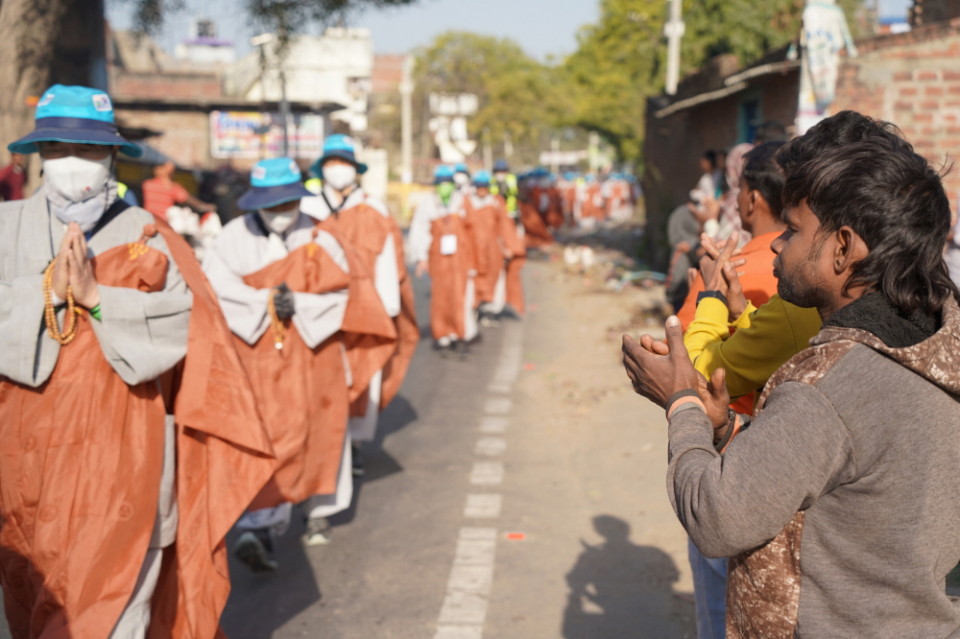 상월결사 인도순례단을 보고 박수치고 환호하는 인도인들.