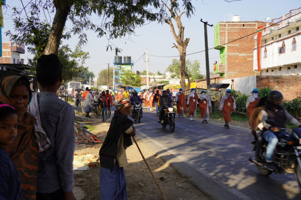 도심을 지나가는 순례단