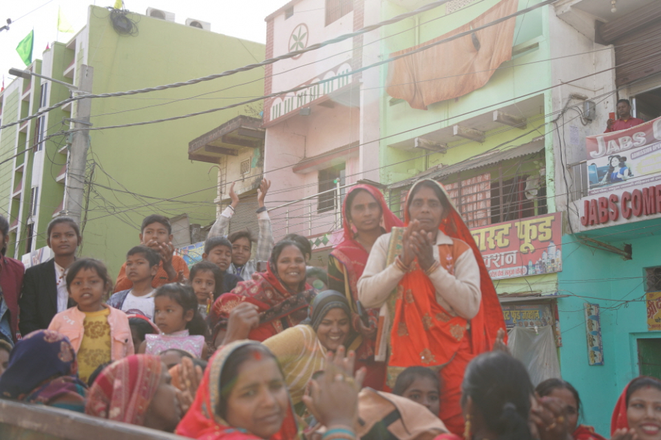 박수로 환영하는 시민들