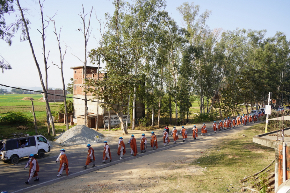 길을 걷는 순례단.