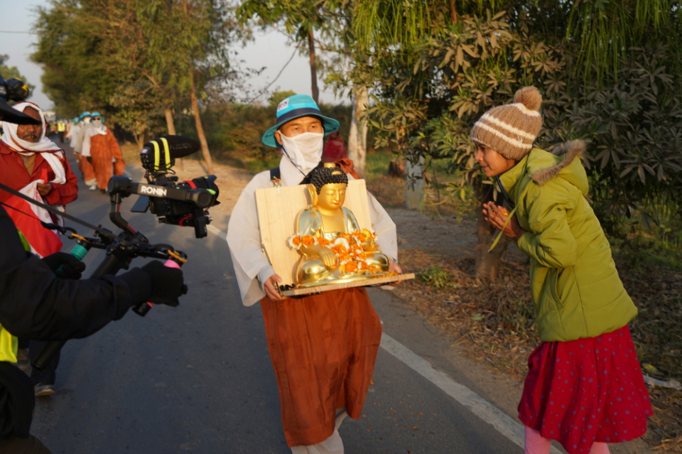 부처님께 합장하는 소녀