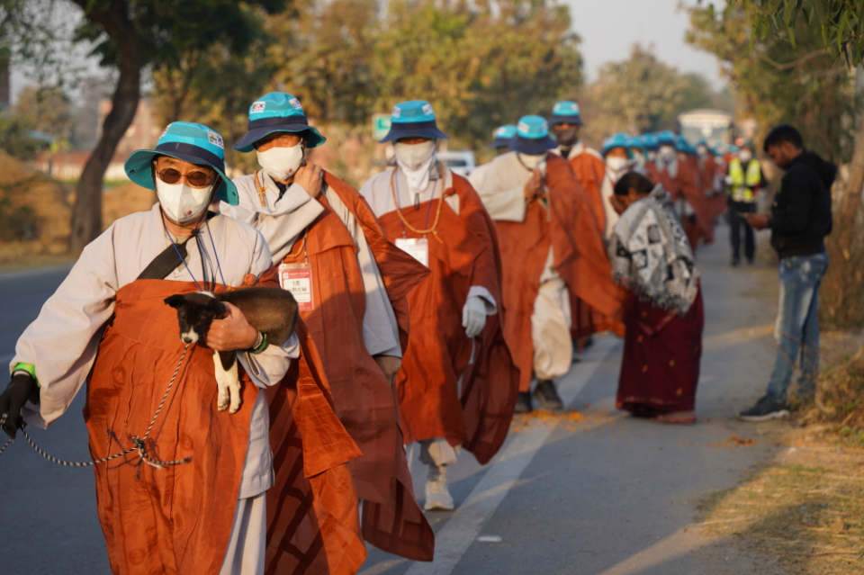 스님 품에 안겨 순례를 함께 하는 강아지